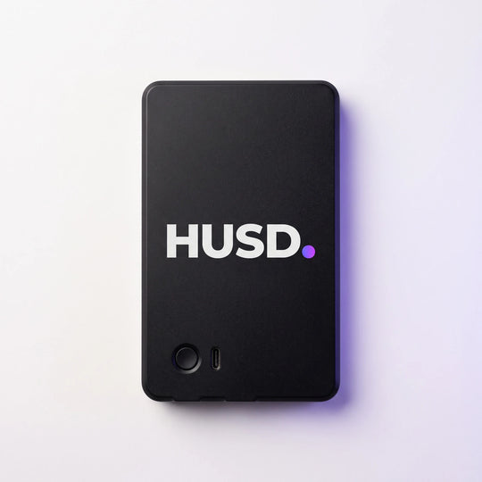 The back plate with its recessed button, USB-C port and the HUSD mark